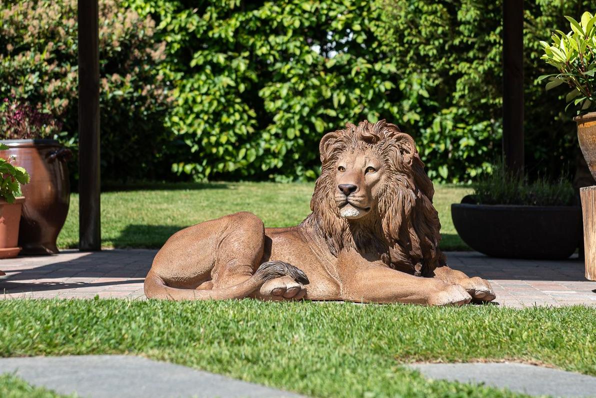Realistisch leeuwenbeeld in hars voor tuindecoratie – Garden Nice