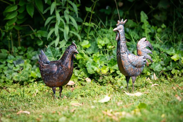 Figurines poule et coqs en métal à effet antique