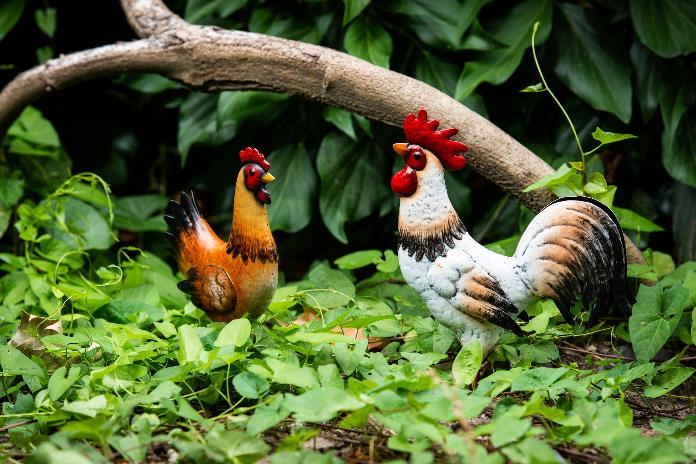 Figurines poule et coq en métal coloré