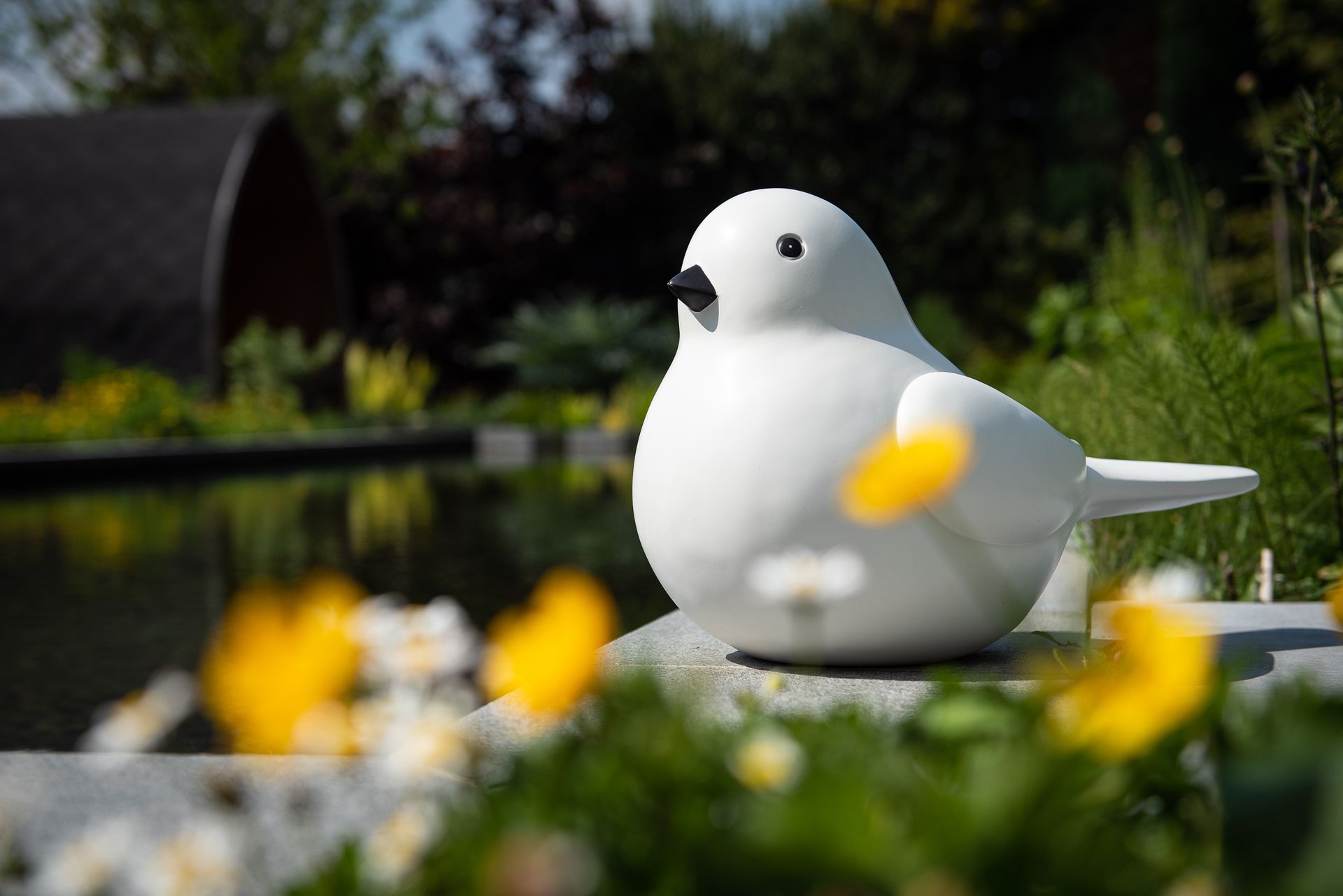 Moderne vogelstandbeeld