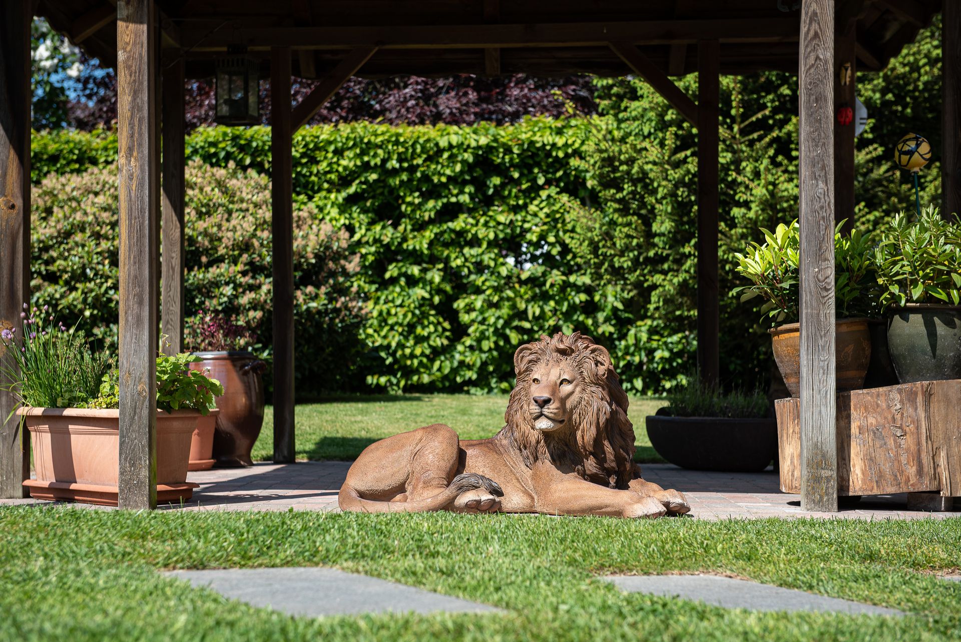 Statue lion couché
