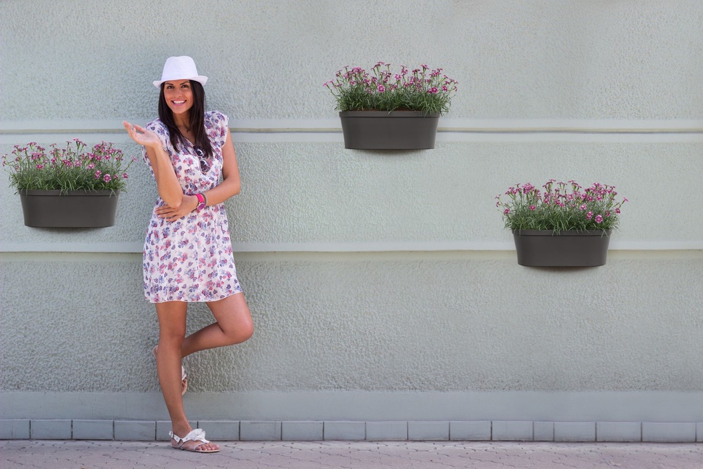 Happy Wall Pot - anthracite - in situ.jpg
